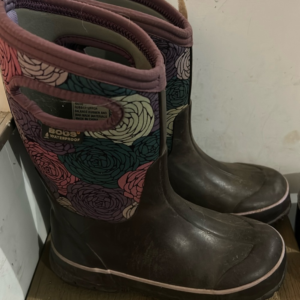Bogs girls size 1 good condition.